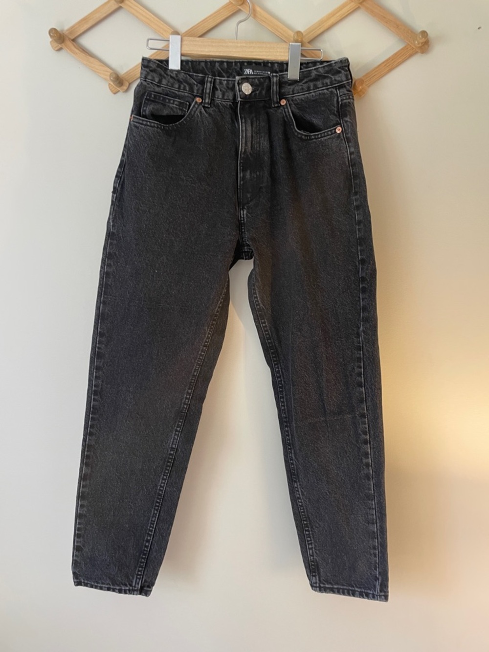 Zara Women’s high rise mom jeans. Black Washed Jeans size 6